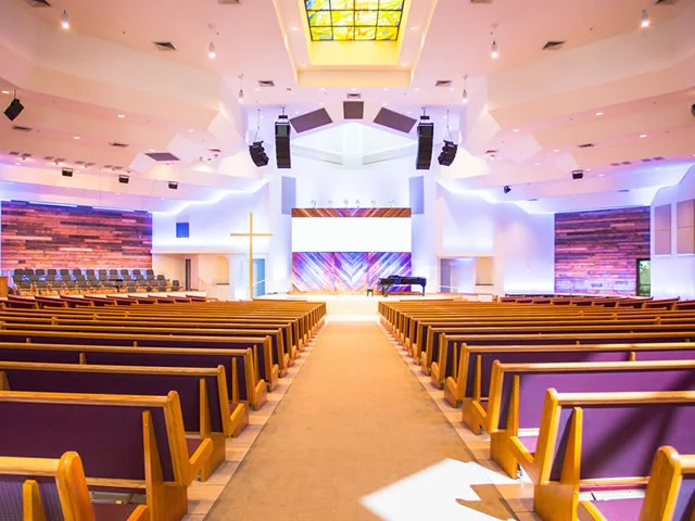 Sistema de áudio FDB instalado em igreja para louvor e pregação